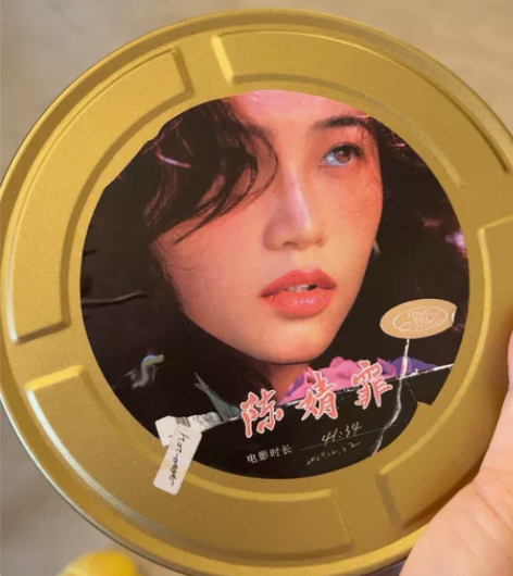 正版唱片,两张明星片现场签名 感兴趣的话点...