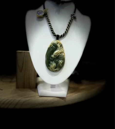 河磨玉，带皮壳，牌子大气，雕刻龙威武有力，...