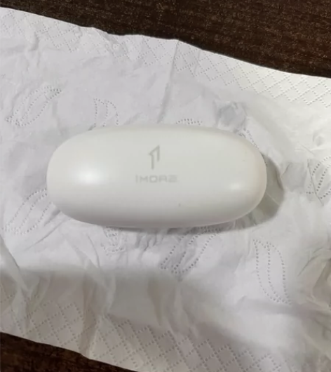 1MORE 万魔舒适豆降噪耳机。外观有点磕...