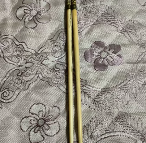 材质好，工艺好，筷子头上有刻工，下面铜圈鎏...