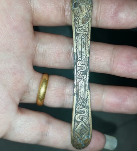 老银鎏金琴棋书画发簪，錾刻精美，工艺极细，...