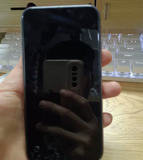 出一台自用iPhone11 64G，美版有...