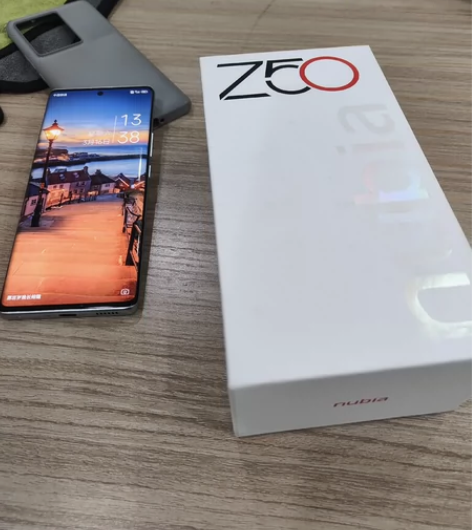 ?努比亚z50出售，12+256白色，还在...