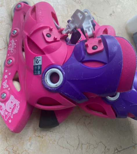 迪卡侬女童旱冰鞋溜冰鞋。有使用痕迹，无损坏...