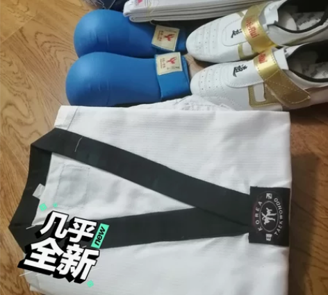 空手道全套服装，上衣和要带全新，裤子，手套...