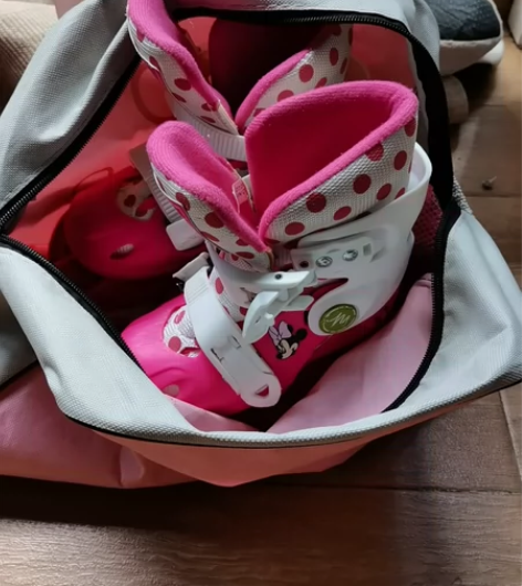 轮滑鞋护具一套，后面两轮保持平衡初学的小朋...