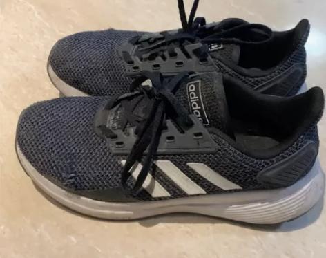 付邮费送阿迪达斯运动鞋36码，破了，会修理...