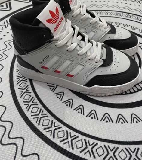 Adidas三叶草儿童鞋，32码。96新。...