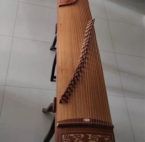 敦煌古筝，年头有些长一直放着没用，尾部有裂...
