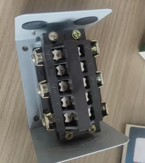 倒顺开关HY2-30 A.处理积压货,外部...