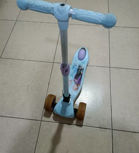 迪士尼滑板车 质量超好 底座厚实，可用到1...