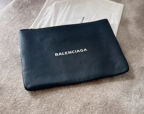 手拿包 黑色 用过两次。 牛皮，长34cm...