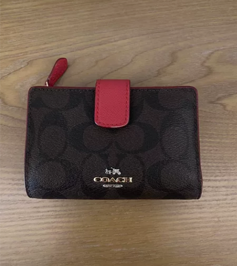 coach女士短钱包,8成新,棕logo拼...