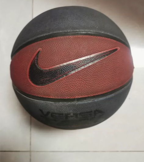篮球 品牌：耐克 成色如图，边角表皮有翘起...