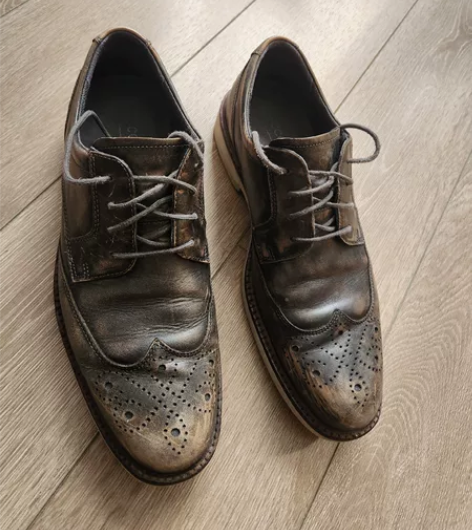 爱步男士42码雕花布洛克、整体成色还好、底...