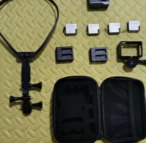 山狗C4运动相机，带4块电池 ，挂架，两个...