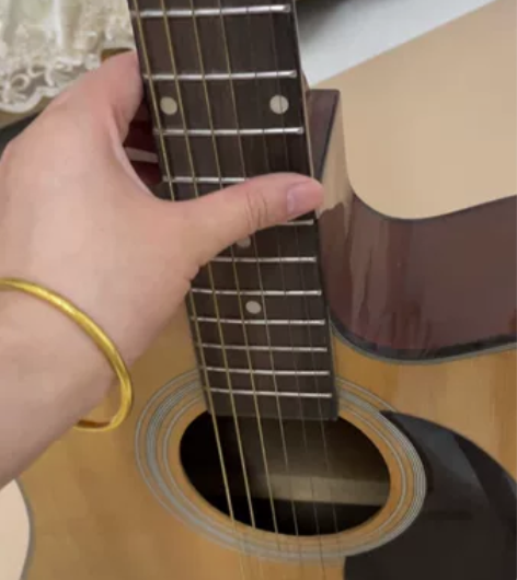 搬家便宜甩卖，民谣单板吉他。初学者完全够，...