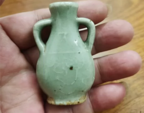 清中期豆青釉暗刻留白花卉双耳瓶 ?高6厘米...