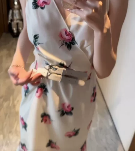 Prada花卉印花连衣裙 妥妥法式浪漫 V...