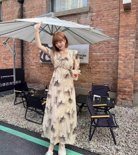 2024夏新款法式复古碎花连衣裙女收腰显瘦...