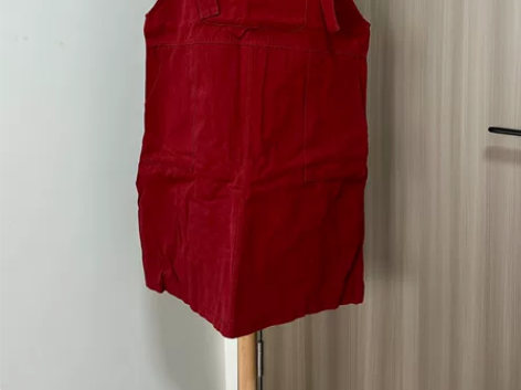 酒红色背带裙 搭配白T也很好看 161穿长...