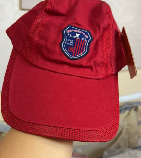 特步全新带吊牌简约棒球帽鸭舌帽帽子，红色运...