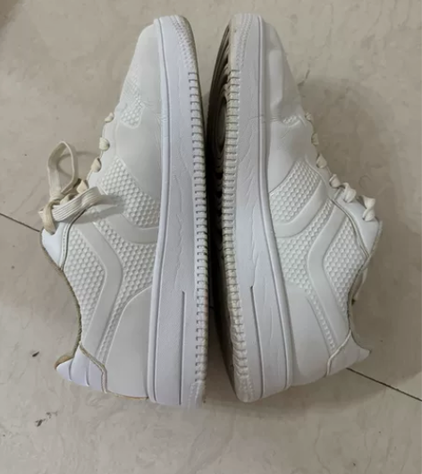 特步男士小白鞋 41 码 鞋带轻微发黄  ...