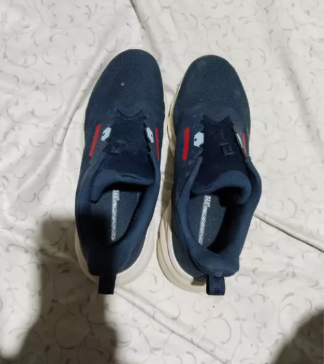 361度轻便透气跑鞋，没原鞋带了，不介意的...