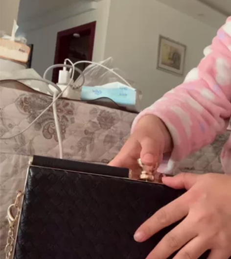 在稻草人专卖店买的，简约大气的单肩包，只背...