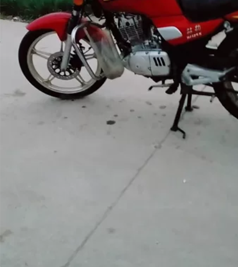 铃木钻豹125摩托车，电瓶不行了家中闲置，...