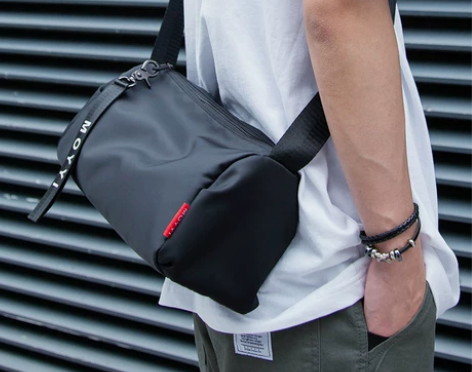 新款潮牌斜挎包男背包运动休闲单肩包大容量邮...