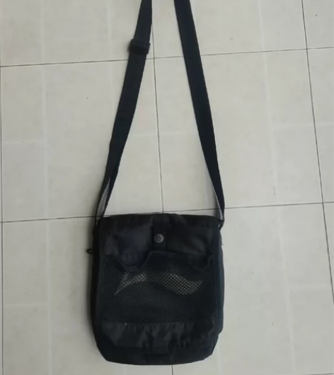 李宁牌斜挎包 一个李宁牌单肩斜挎包，八九成...