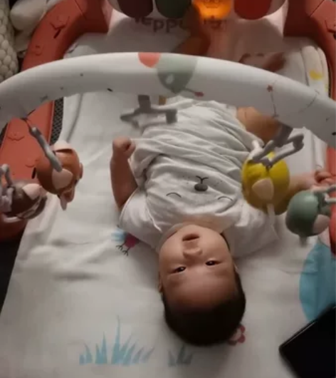 贝易婴儿健身 两个来月就可以玩这个啦几乎全...