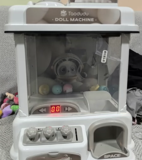 淘嘟嘟娃娃机扭蛋机，安装好玩了一次，保护膜...