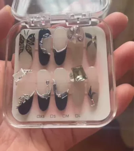 甜酷风，手绘，锆石，显瘦甲型，指甲宽可能会...