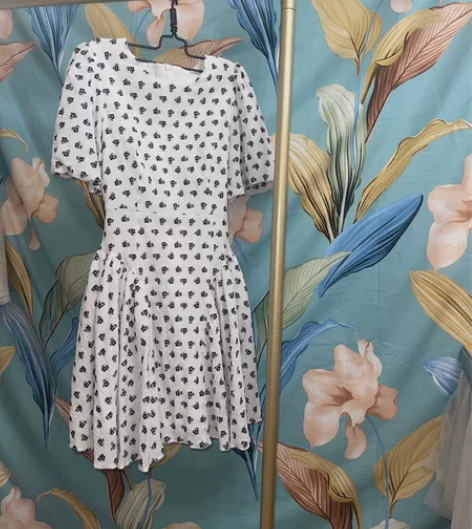 韩国定制版泡泡袖刺绣小裙子。 在韩国进口衣...