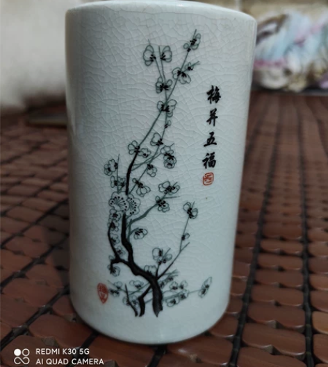 梅兰竹瓷花瓶一个。全品无磕碰。 品相如图按...