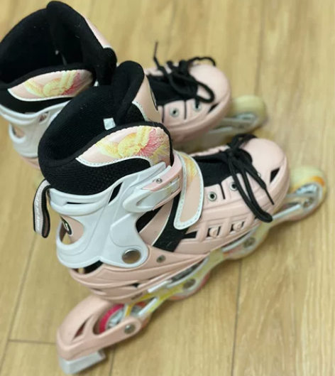 95新，仅穿两次，33-37码可调节，配件...