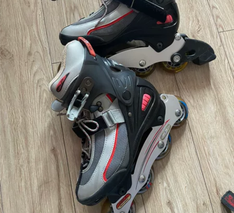 特酷轮滑鞋，滑过一段时间，新旧程度如图所见...