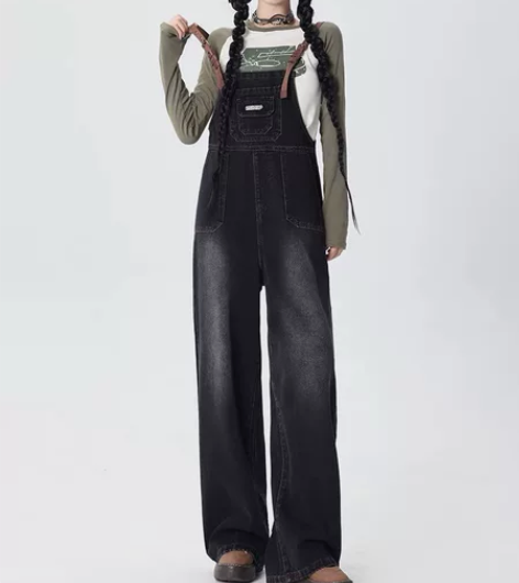 出黑色宽松工装背带裤，品牌季节性不明确，款...