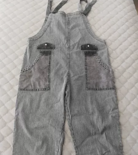 牛仔背带九分裤，薄款。穿过两次，质量不错 ...