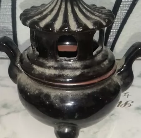 村里淘到的老物件，一只黑釉三足亭式薰香炉，...