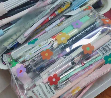 笔，中性笔，孩子读一学期买了三大箱笔。可以...