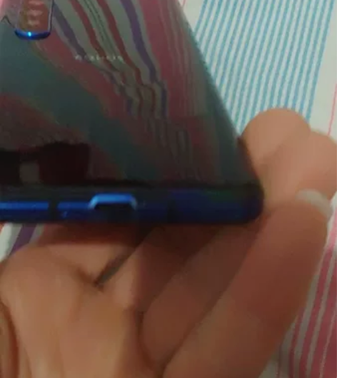 夏普r5g，软银版，三网都可以用，四周有磕...