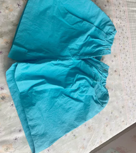 全新天蓝色短裤，夏季穿很亮丽，号码偏大，1...