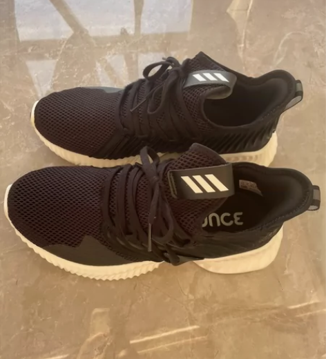 adidas运动鞋 感兴趣的话点“我想要”...