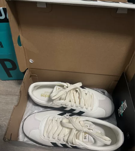 出一双自己购买的阿迪板鞋 全新 更多细节可...