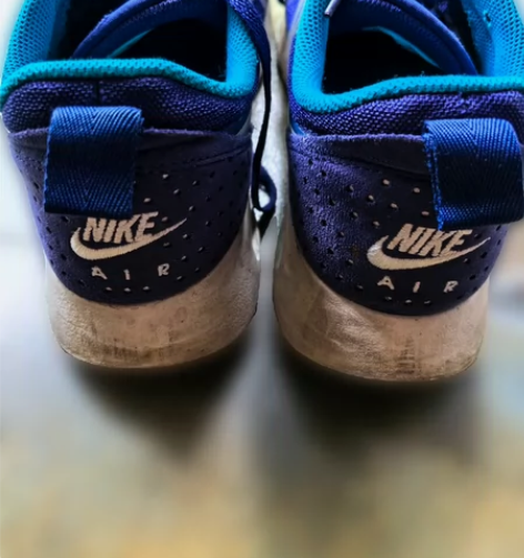 男士耐克运动鞋 42 码，保养得当，无损坏...