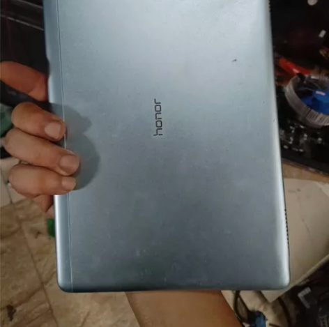 荣耀平板AL00HN被客户砸的稀巴烂。他说...