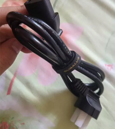 电饭锅，电脑主机电源线，大约1米。原装设备...